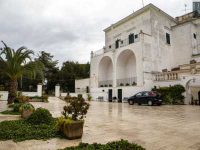 La residenza delle religiose, a due livelli, si erge sulla destra e presenta la tipica struttura di una torre-masseria fortificata